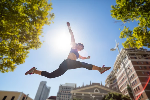 Athletische Frau beim Sprung — Stockfoto