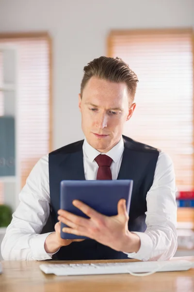 Koncentruje się biznesmen przy użyciu jego komputera typu tablet — Zdjęcie stockowe