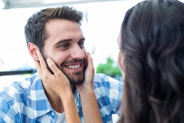 Bonito casal tocando seus rostos — Fotografia de Stock