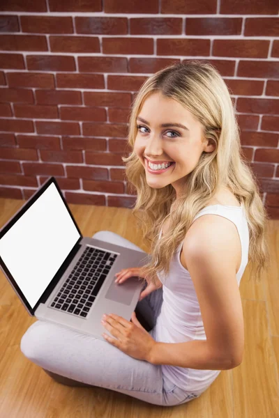 Donna con computer portatile in ginocchio — Foto Stock