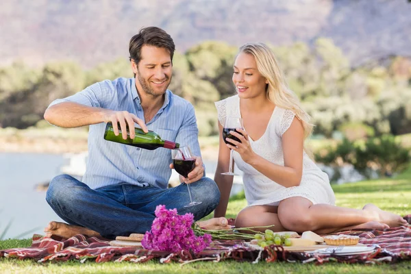 Linda pareja en la fecha de vertido de vino tinto —  Fotos de Stock