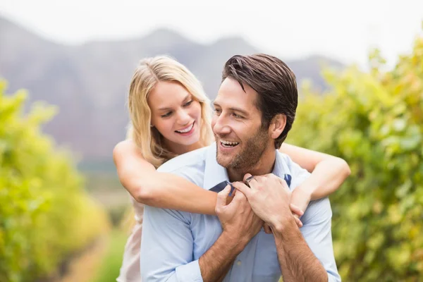 Молодая счастливая женщина обнимает молодого красивого мужчину — стоковое фото