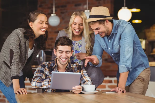 Lachen vrienden kijken naar tablet pc — Stockfoto