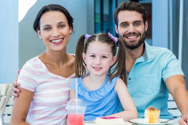 Retrato de uma família comendo no restaurante — Fotografia de Stock