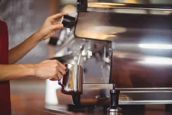 Barista vapor leite na máquina de café — Fotografia de Stock