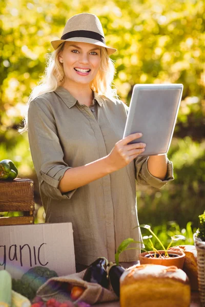 Lachende blonde landbouwproducent met gebruikmaking van een Tablet PC — Stockfoto