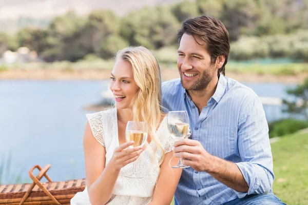 Par på datum grillas med glas vitt vin — Stockfoto