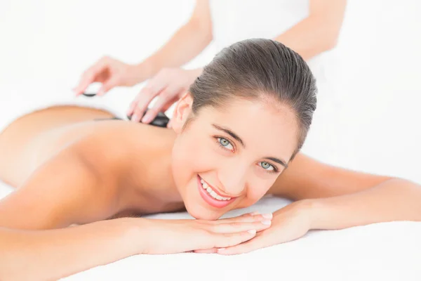 Brünette genießen ein heiß stein massage — Stockfoto