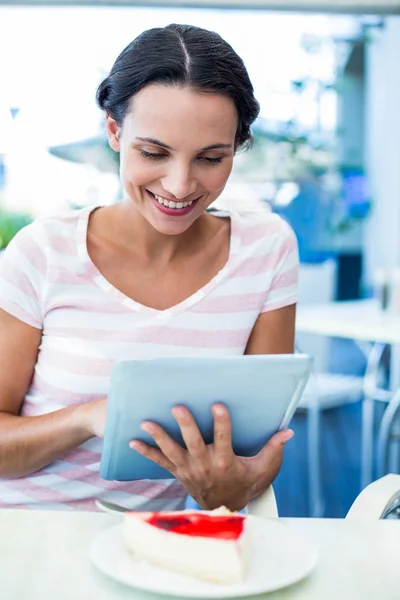 Mulher feliz gosta de usar seu tablet — Fotografia de Stock