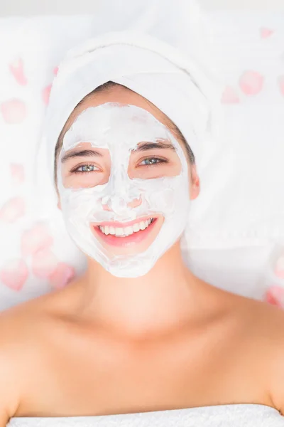 Vrouw met witte crème op gezicht — Stockfoto