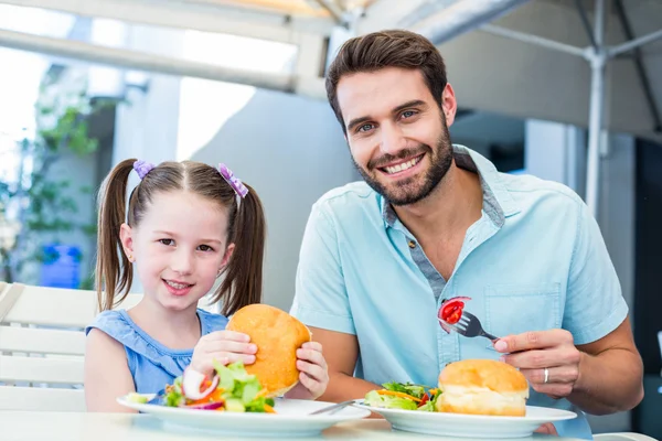 Daughter and father eating at the restaurant — Stock Photo, Image