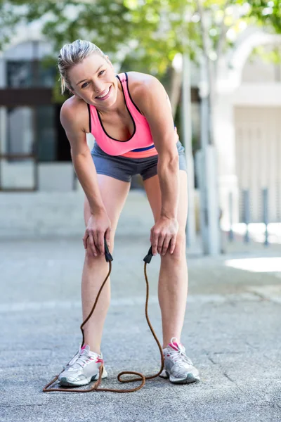 Mujer haciendo saltar la cuerda — Foto de Stock