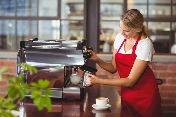 A pretty barista preparing coffee Royalty Free Stock Images