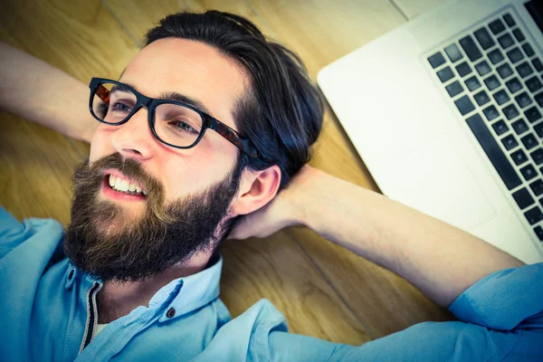 Knappe hipster met behulp van zijn laptop Stockfoto