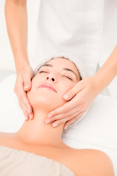 Woman receiving facial massage — Stock Photo, Image