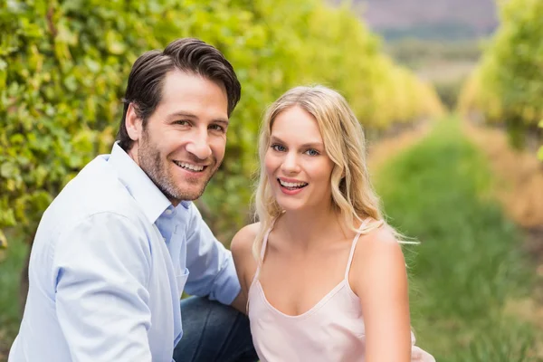 Joven feliz pareja sonriendo a la cámara — Foto de Stock