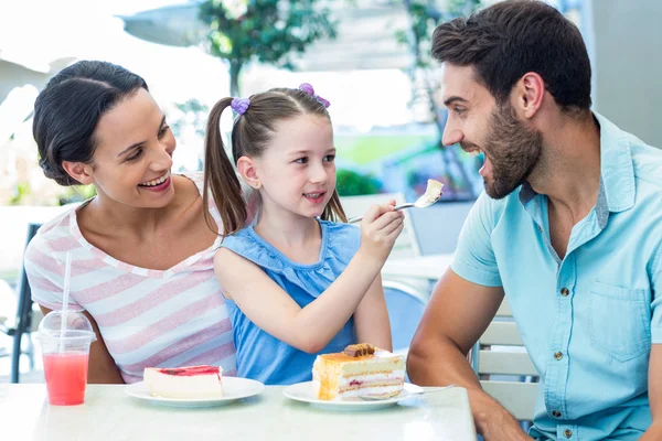 Een familie eten in het restaurant — Stockfoto