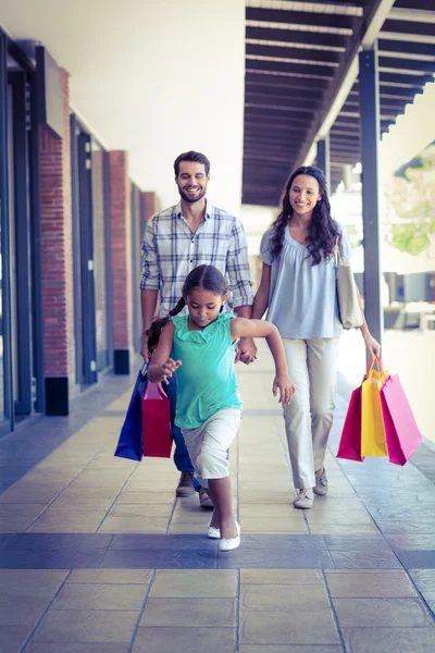 쇼핑 봉투와 함께 행복 한 가족 — 스톡 사진