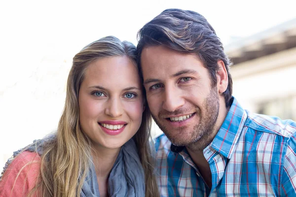 Paret sitter vid ett café leende — Stockfoto