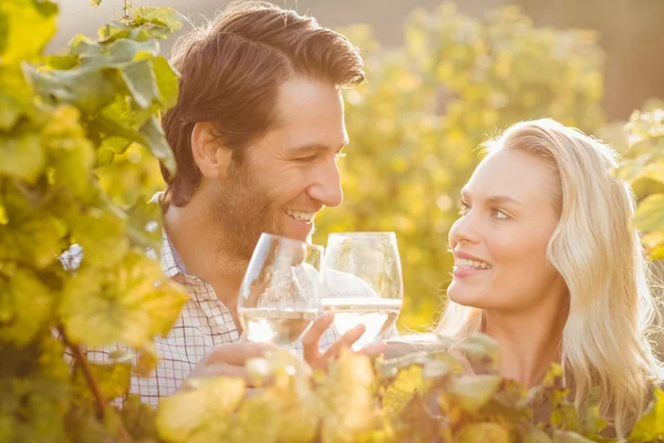 Giovane coppia felice che tiene bicchieri di vino — Foto Stock