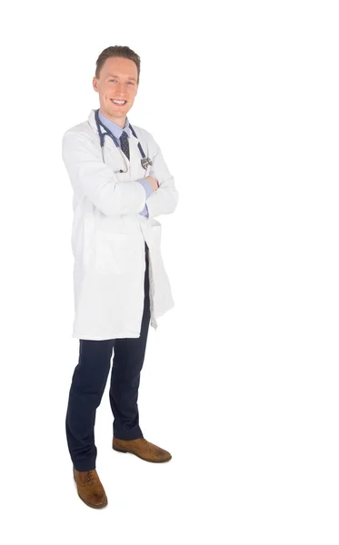 Улыбающийся доктор с руками в кармане — стоковое фото