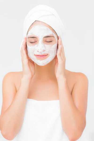 Mujer teniendo crema blanca en la cara —  Fotos de Stock