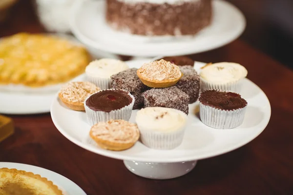 Cerrar platos de pasteles y magdalenas — Foto de Stock