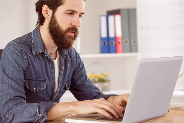 Hipster businessman working at his desk — Stock Photo, Image