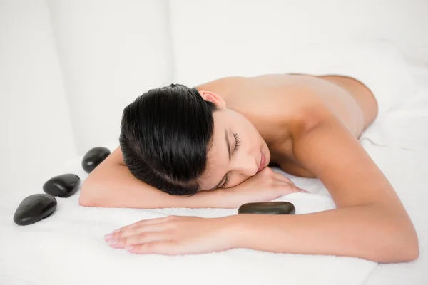 Frau bei einer Massage mit Steinen — Stockfoto