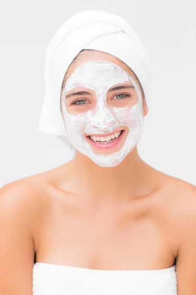 Vrouw met witte crème op gezicht — Stockfoto