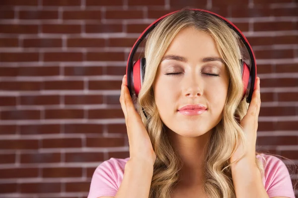 Frau hört Musik — Stockfoto