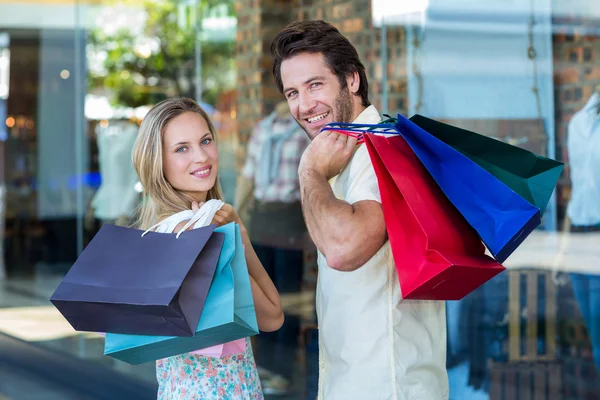 Casal com sacos de compras — Fotografia de Stock