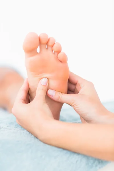 Frau erhält Fußmassage — Stockfoto