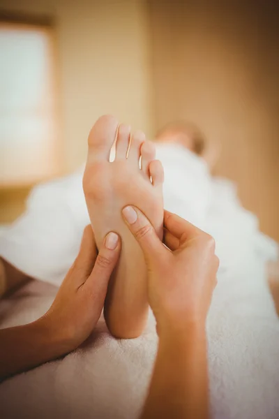 Jovem mulher recebendo massagem nos pés — Fotografia de Stock