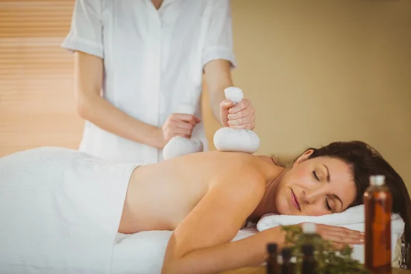 Frau bekommt Kräuterkompresse-Massage — Stockfoto