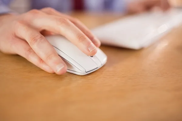 Empresario trabajando en su escritorio — Foto de Stock