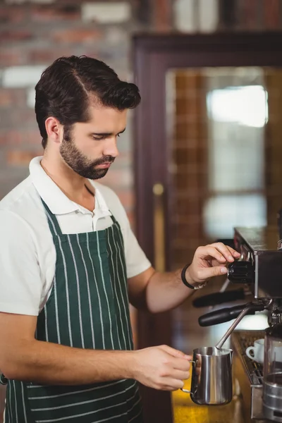 Barista dampfende Milch an der Kaffeemaschine — Stockfoto