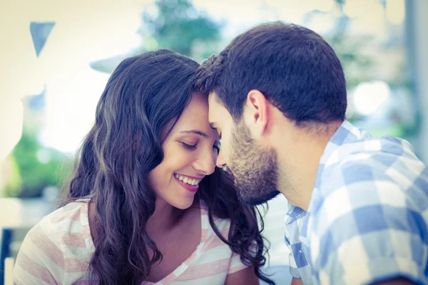 Casal bonito colocando testas uns contra os outros — Fotografia de Stock