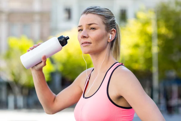 Een mooie vrouw drinkwater — Stockfoto