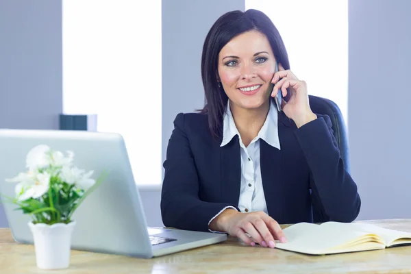 Businesswoman on call at her desk — Stock Photo, Image