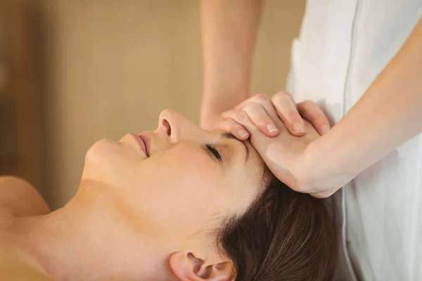 Mujer recibiendo masaje de compresa a base de hierbas —  Fotos de Stock