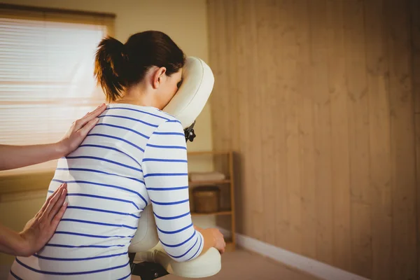 年轻女子坐在椅子上得到按摩 — 图库照片