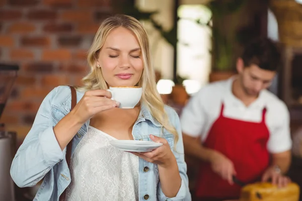 Красивая женщина наслаждается чашкой кофе — стоковое фото