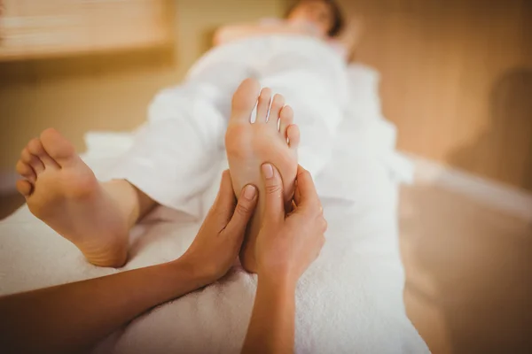 Junge Frau bekommt Fußmassage — Stockfoto