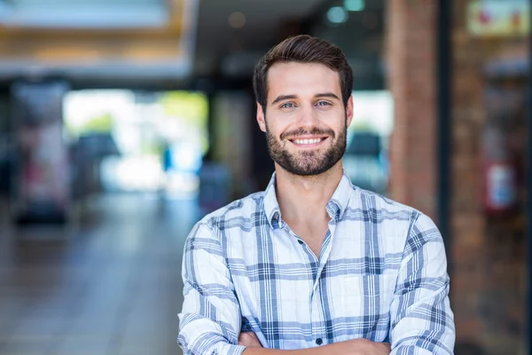 Ritratto di uomo con le braccia incrociate guardando la macchina fotografica — Foto Stock