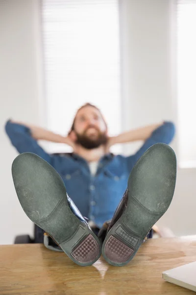 Hipster empresário relaxante em sua mesa — Fotografia de Stock