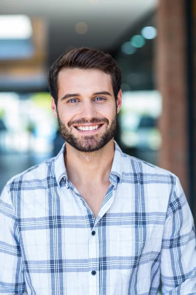 Portret van een vrolijke glimlachende man — Stockfoto