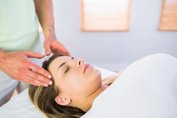 Relaxado mulher grávida desfrutando de massagem na cabeça — Fotografia de Stock