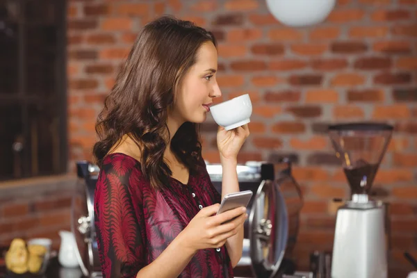 Ładna kobieta picia kawy — Zdjęcie stockowe