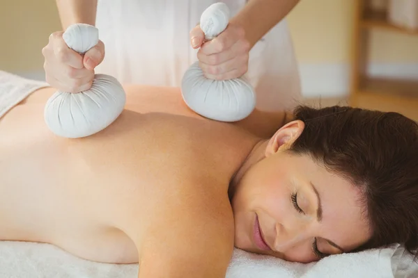 Frau bekommt Kräuterkompresse-Massage — Stockfoto